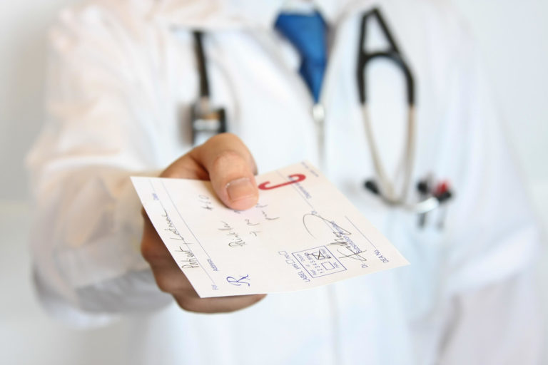 Excesso de atestado médico: o que a empresa pode fazer?